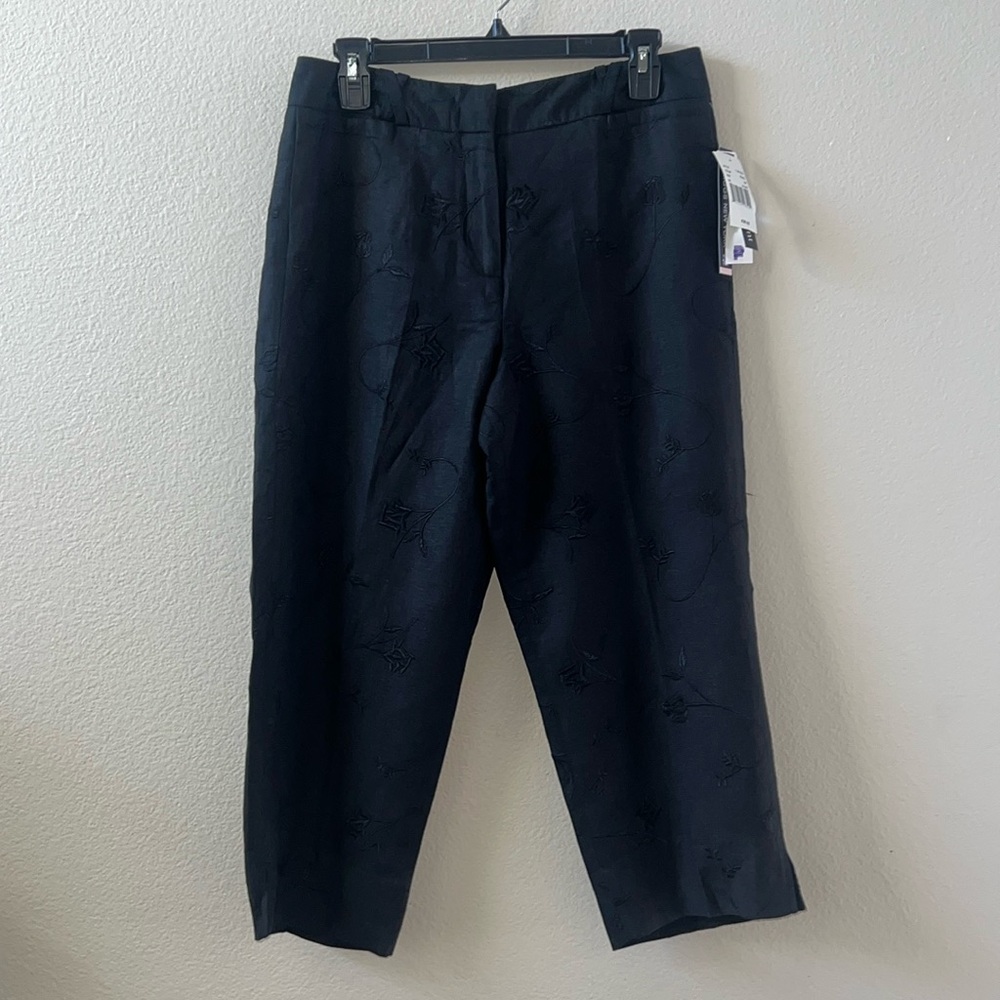 Briggs New York black linen blend floral embroidered cropped pants. Size 10P NWT